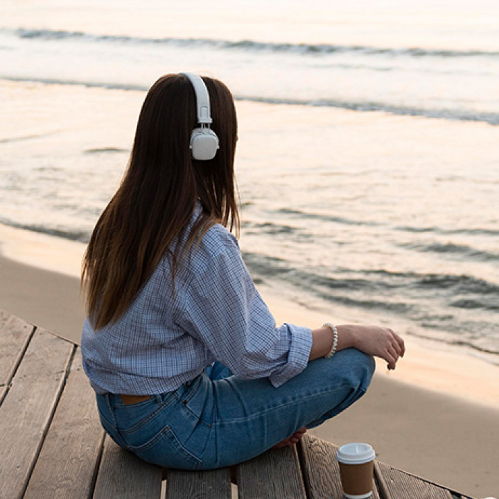 Weekend Dressing: Calm, Light, and Effortless