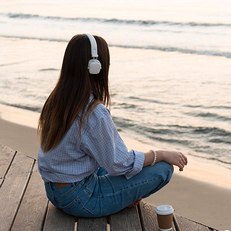 Weekend Dressing: Calm, Light, and Effortless